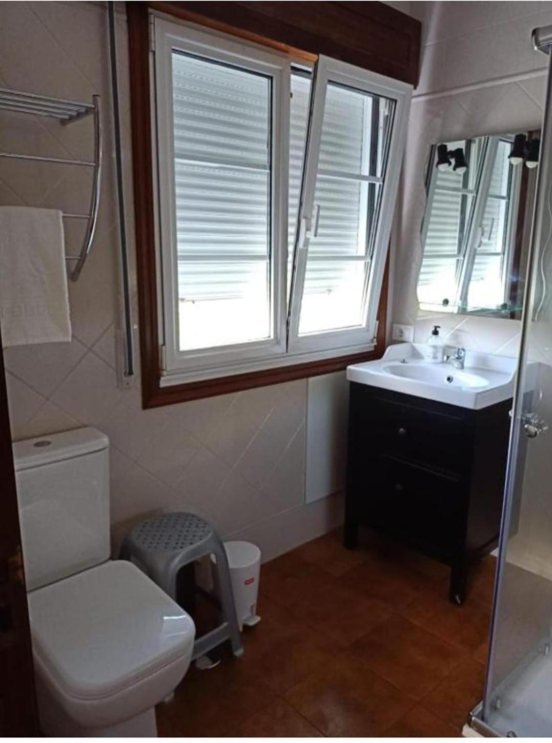 Apartamento en bloque vivienda con piscina y barbacoa a 15 min de la playa Meis Exterior foto